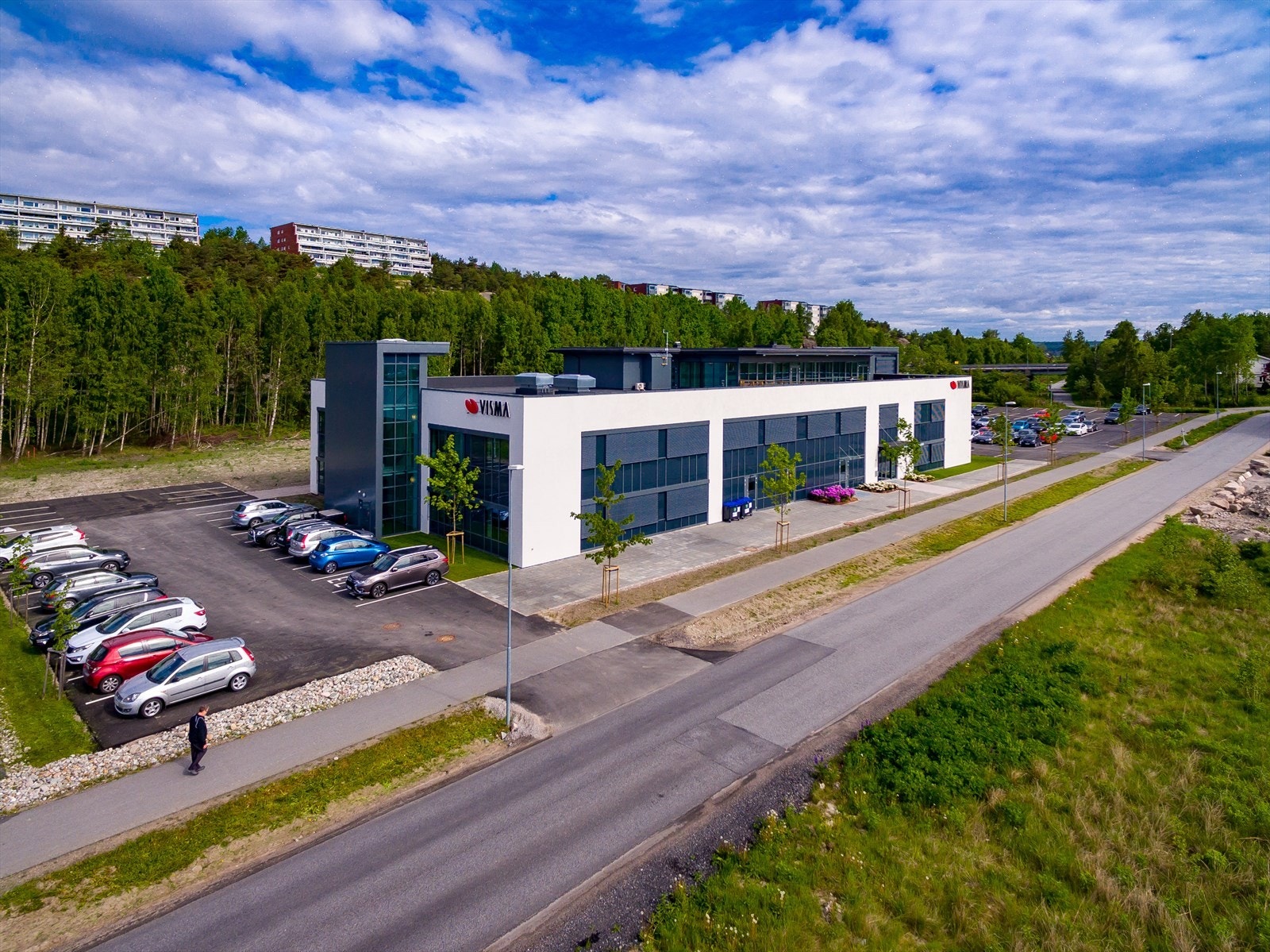 Rikelig med bil- og gjesteparkering på eiendommen, inkludert ladepunkter for elbil Galleribilde