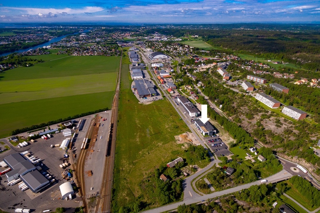 Plassert langs Riksvei 109 mellom Fredrikstad og Sarpsborg, med meget god eksponering og synlighet Galleribilde