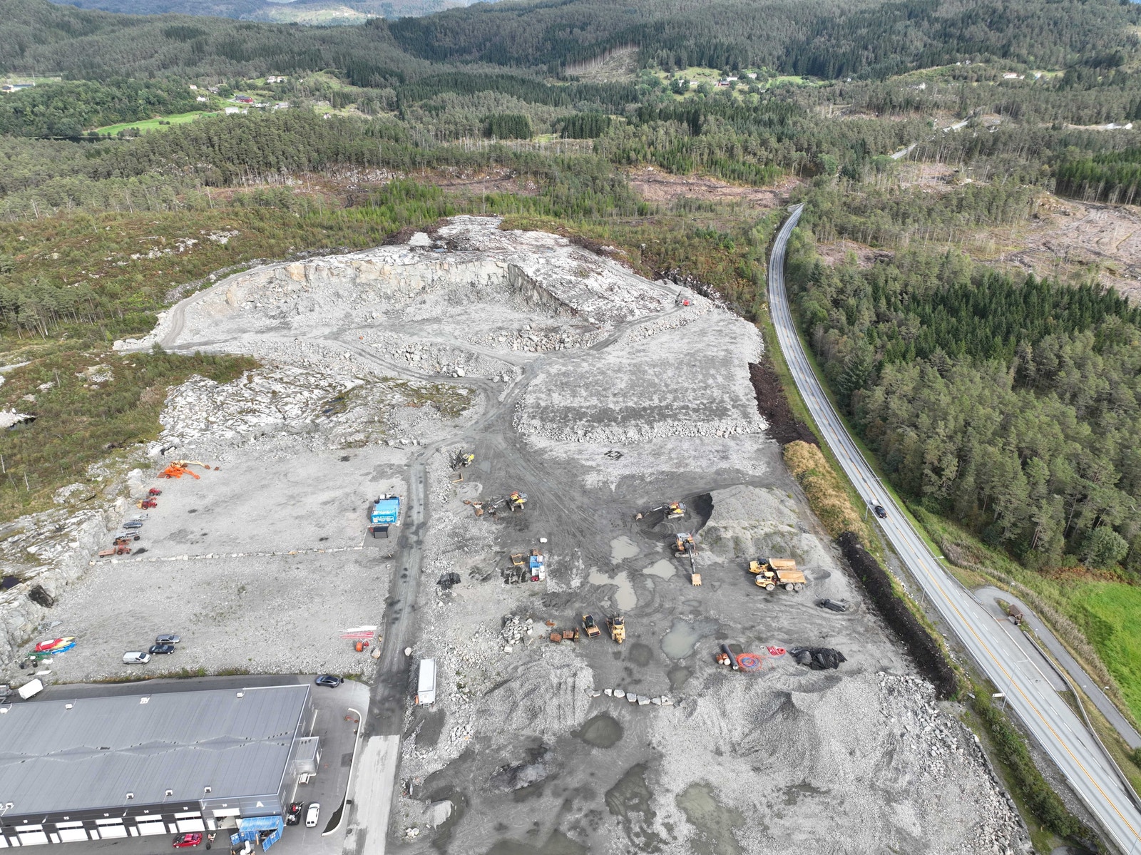 Dronebilde over tomten. Grunnarbeidene er godt i gang. Tomten har god eksponering mot E39 i begge retninger. Galleribilde