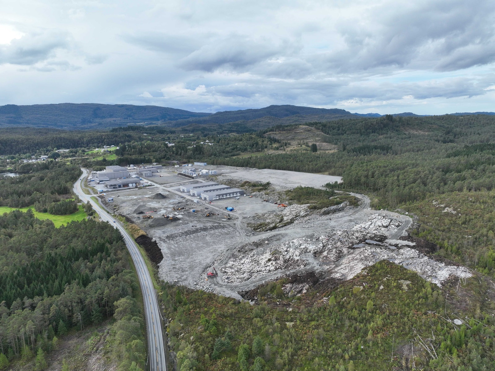Dronebilde over tomten med god beliggenhet langs E39. Grunnarbeidene er godt i gang. Bildet viser i tillegg store deler av den tilstøtende næringsparken. Galleribilde
