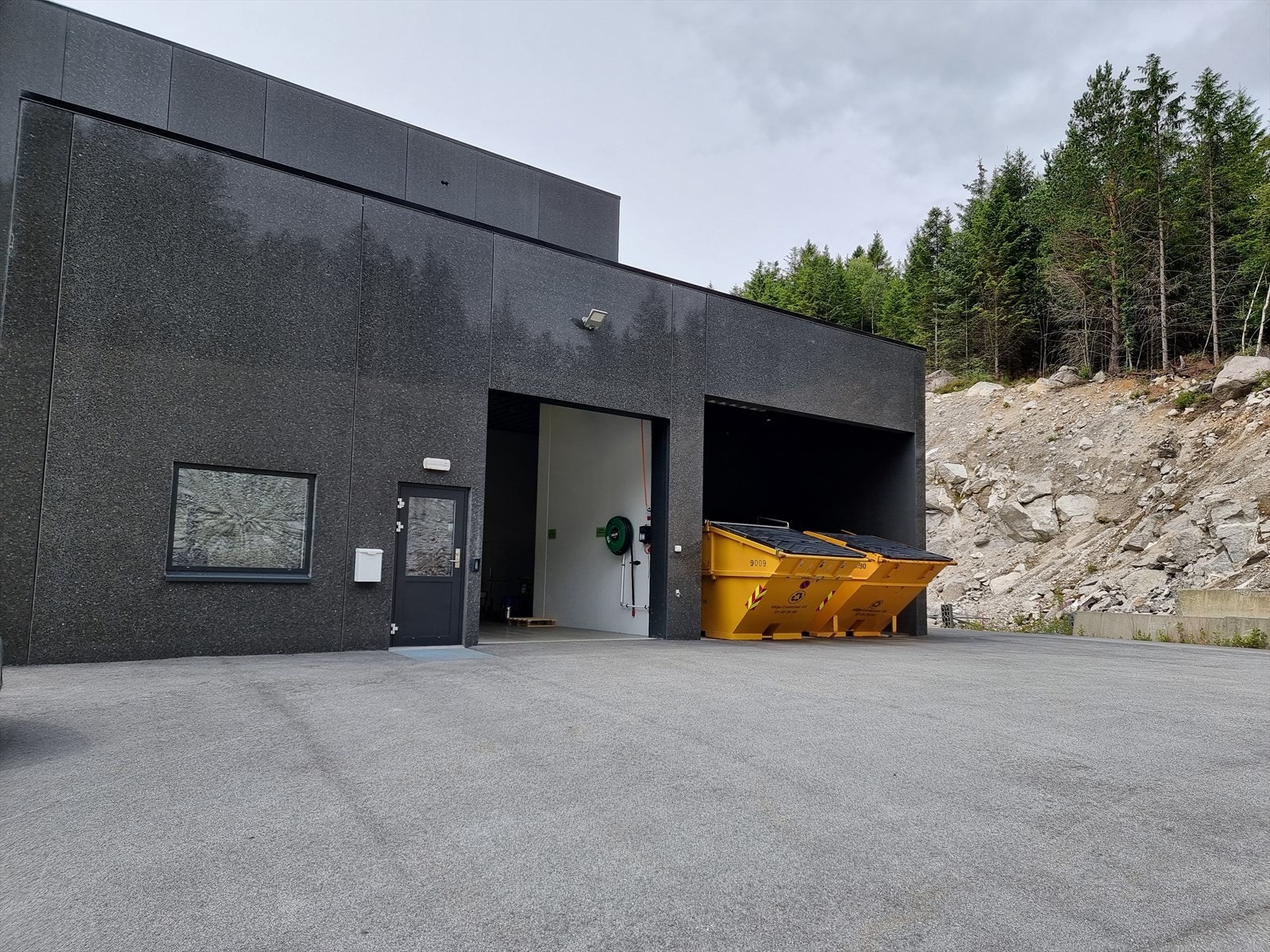 Varemottak med plass for avfall kontainer. Galleribilde