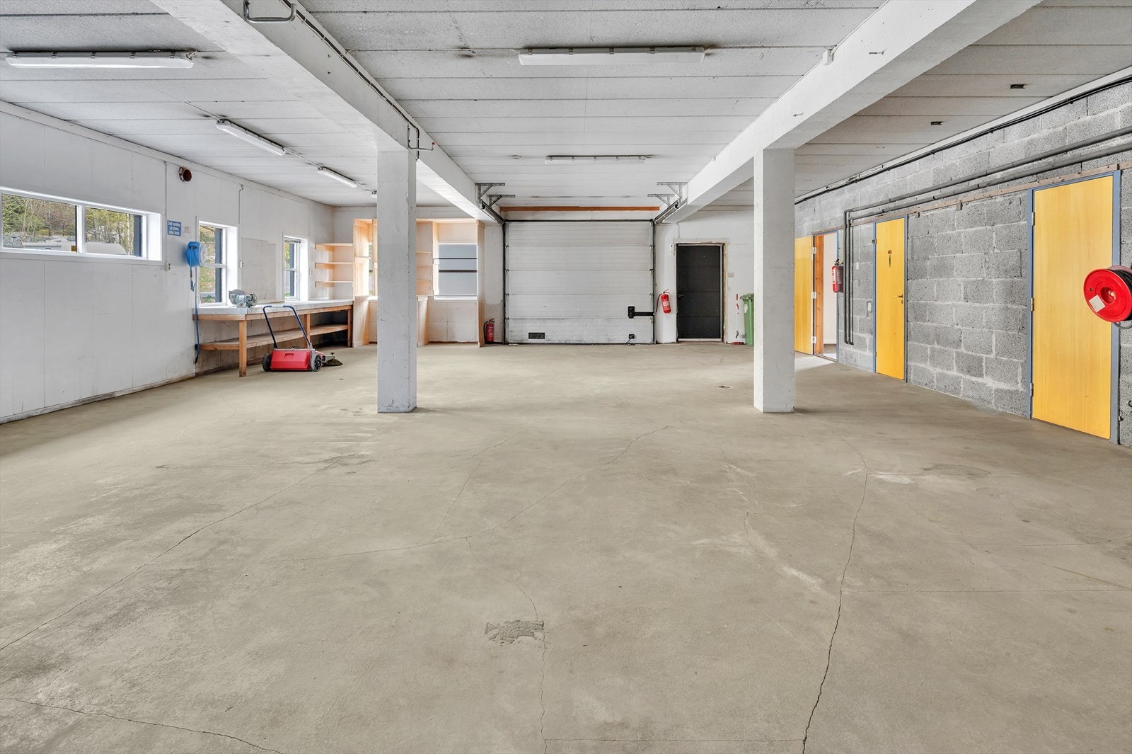 Verkstedhall med kjøreport. Galleribilde