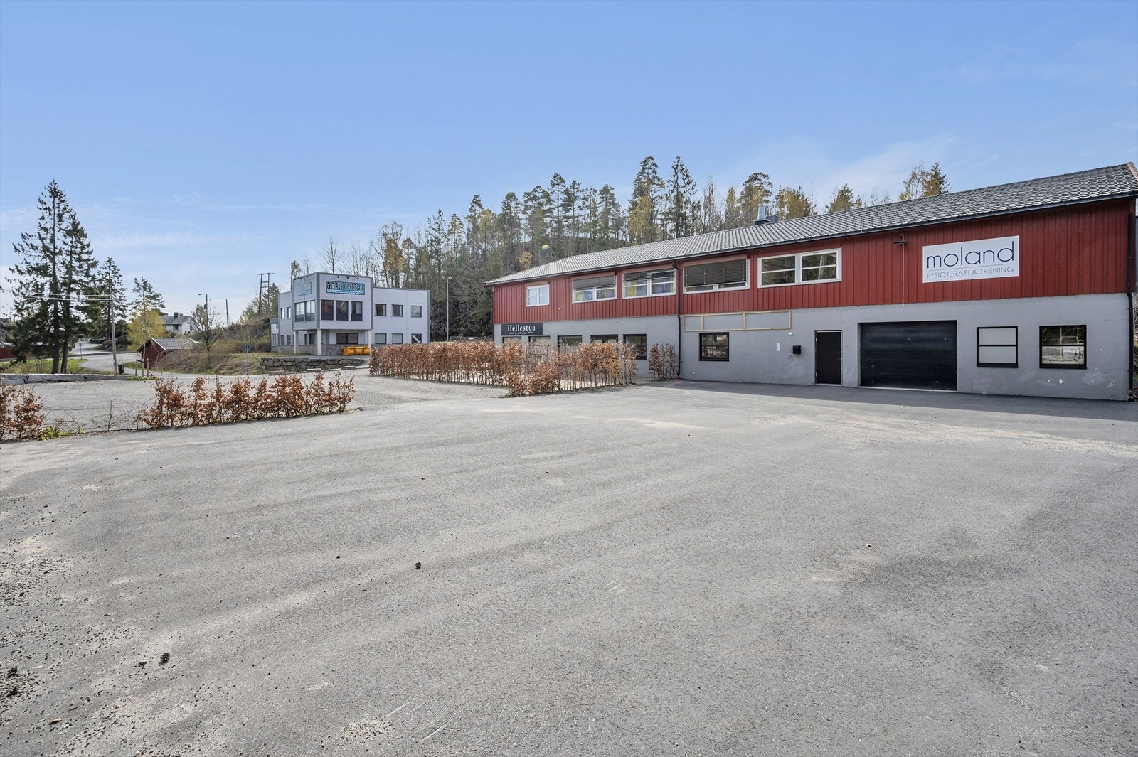 Rikelig med parkeringsplasser/uteområde foran lokalene. Galleribilde