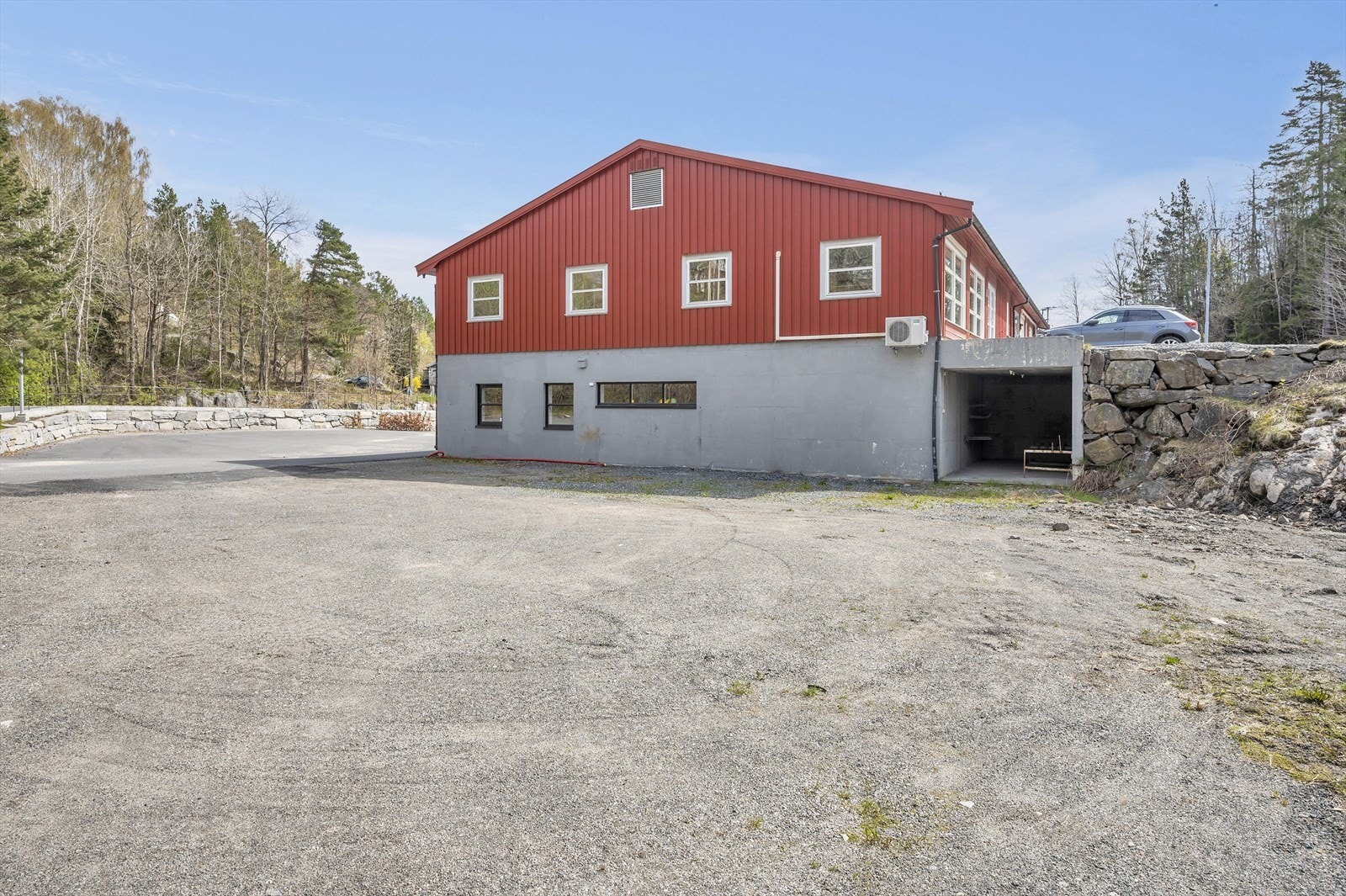 Stor parkeringsplassareal ved enden av lokale. Galleribilde