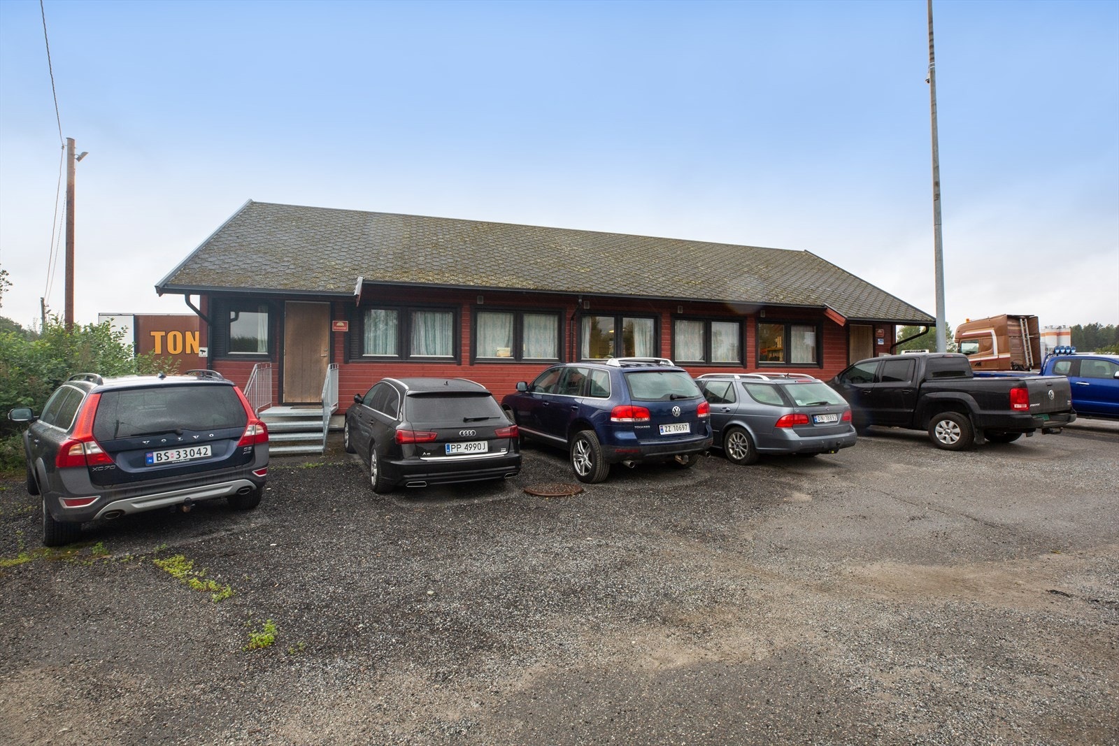 Kontorbygning med 4 kontorer og fellesarealer. Kjøkkeninnredning i to av rommene. Galleribilde