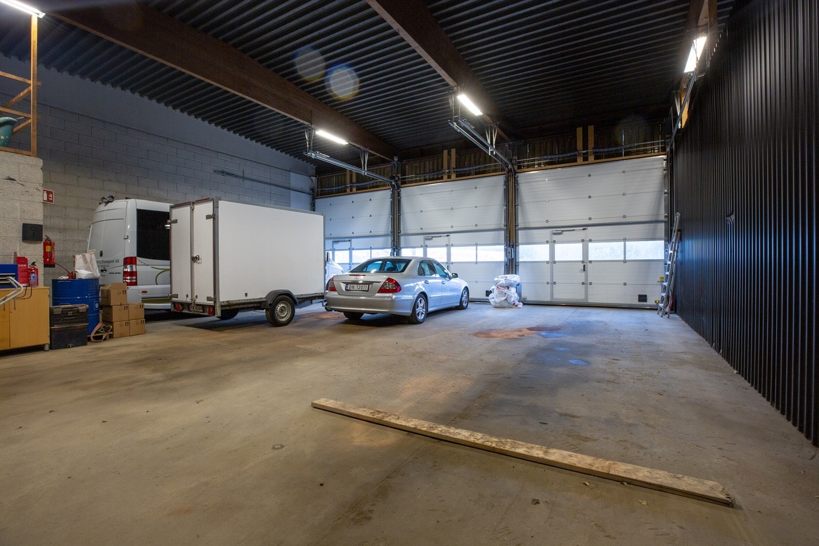 Verksted, vaskehall og 5 garasjer med tilsammen 9
leddporter. Galleribilde