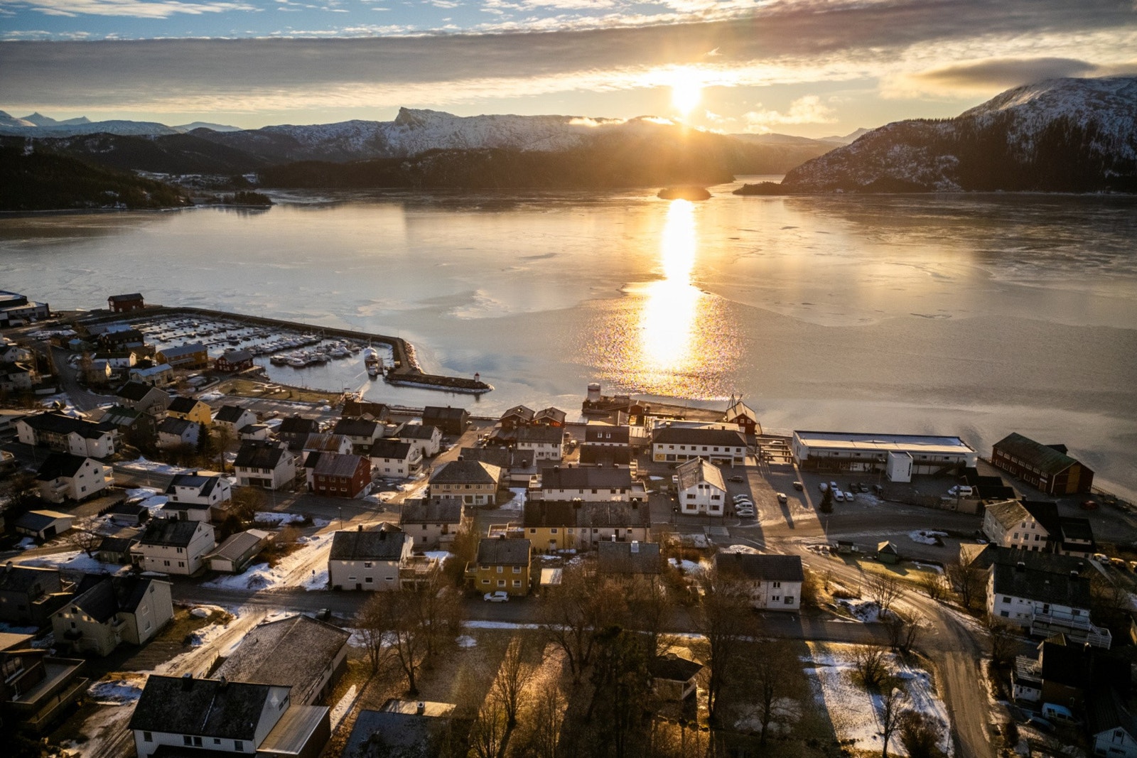 Eiendommen er en kombinasjonen av næringslokale og tre utleieleiligheter Galleribilde