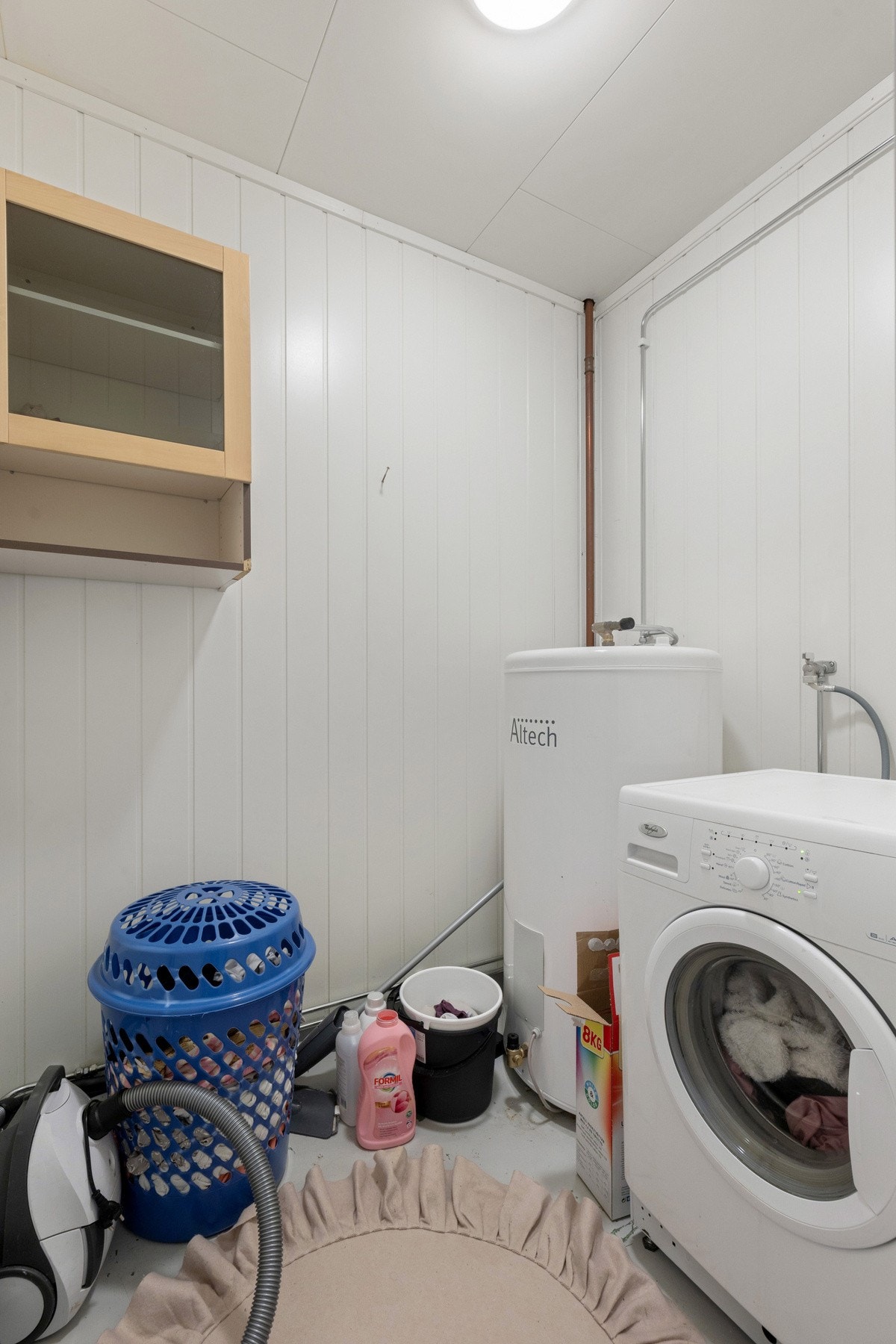 Praktisk vaskerom i tilknytning til entreen | Opplegg for vaskemaskin og tørketrommel Galleribilde