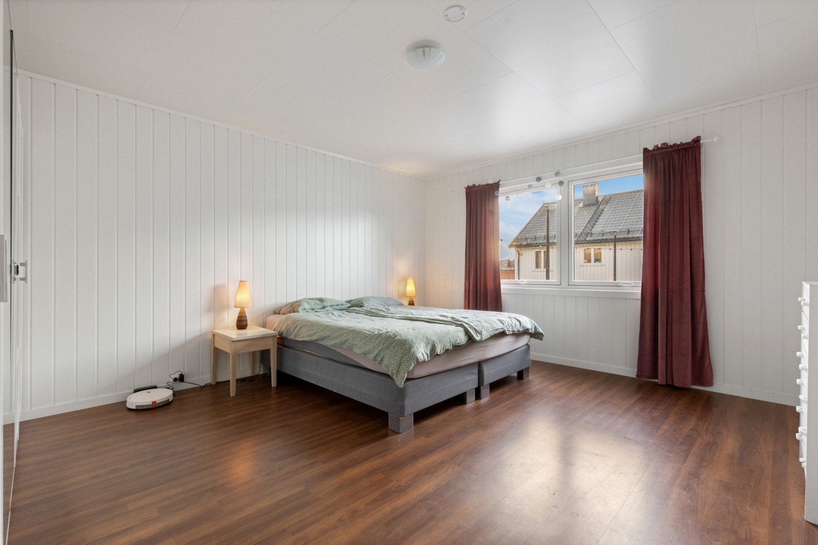 Hovedsoverommet er av god størrelse og har god plass til dobbeltseng, nattbord og garderobeløsing Galleribilde