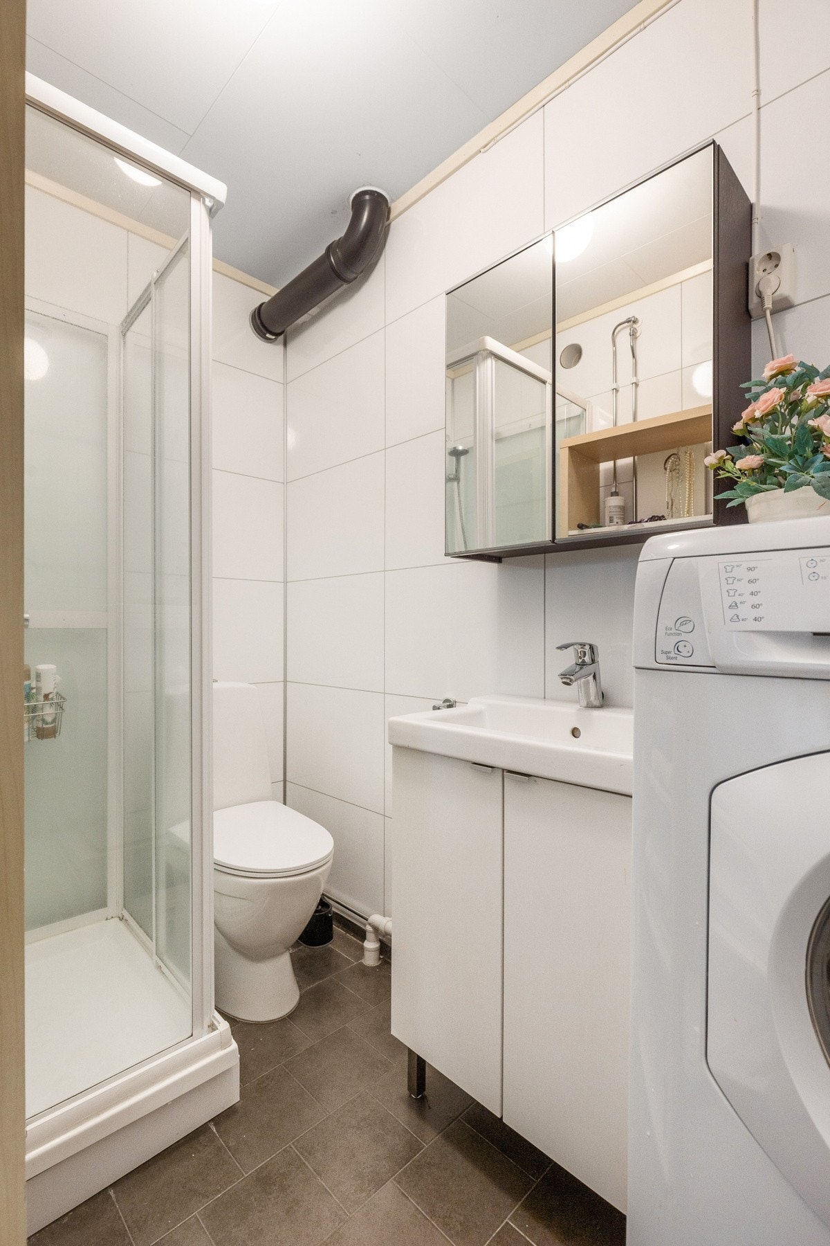 Baderommet er bestående av servant med underskap, dusjkabinett og gulvstående toalett Galleribilde