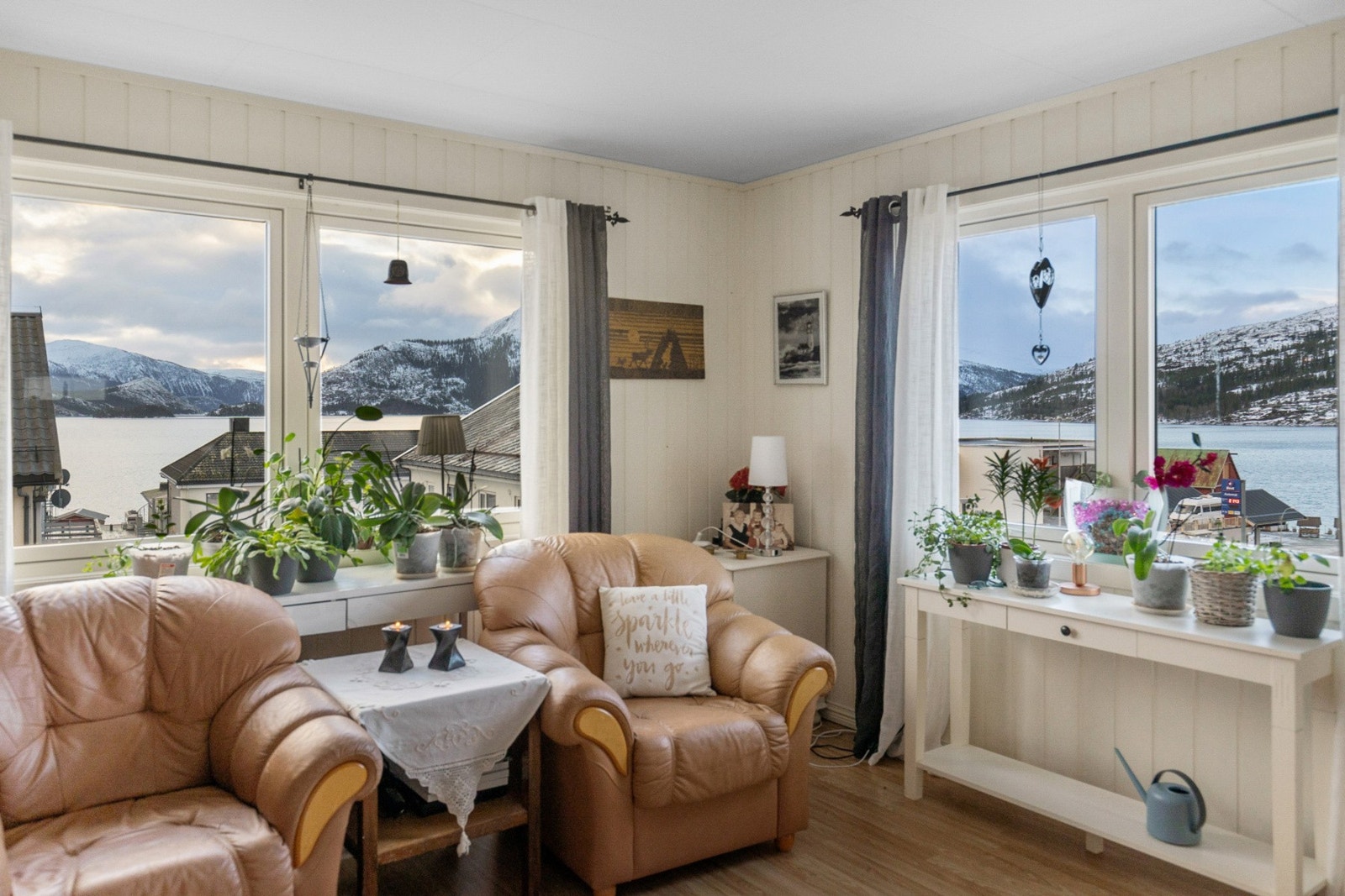 Fantastisk utsikt fra stuen mot vakker natur Galleribilde