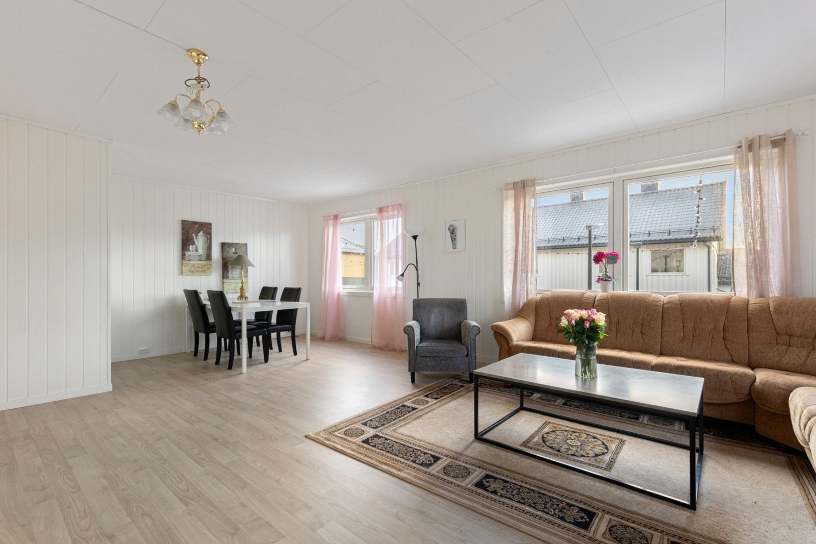 Stuen rommer god plass til sofagruppe og spisebord med tilhørende møblement Galleribilde