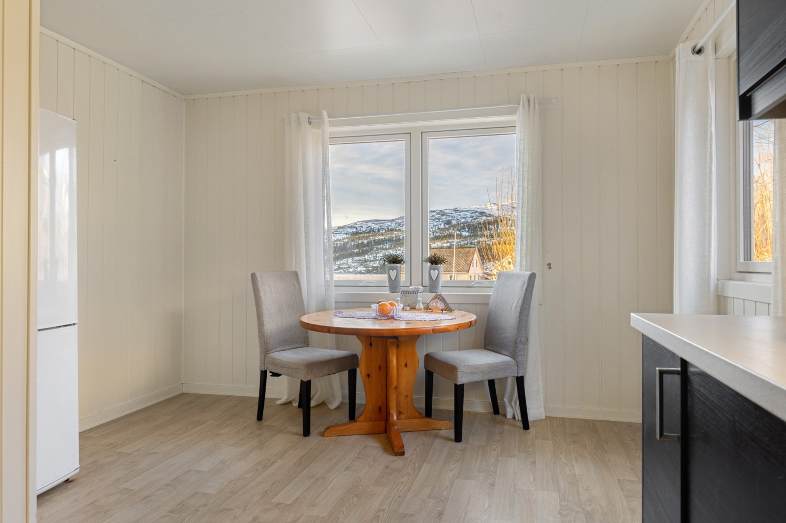 Det er plass for spisebord ved vinduet på kjøkkenet Galleribilde