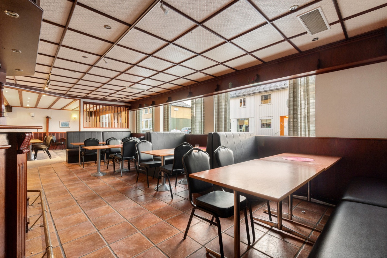 Næringsdelen er i dag innredet med både bar og kjøkken Galleribilde