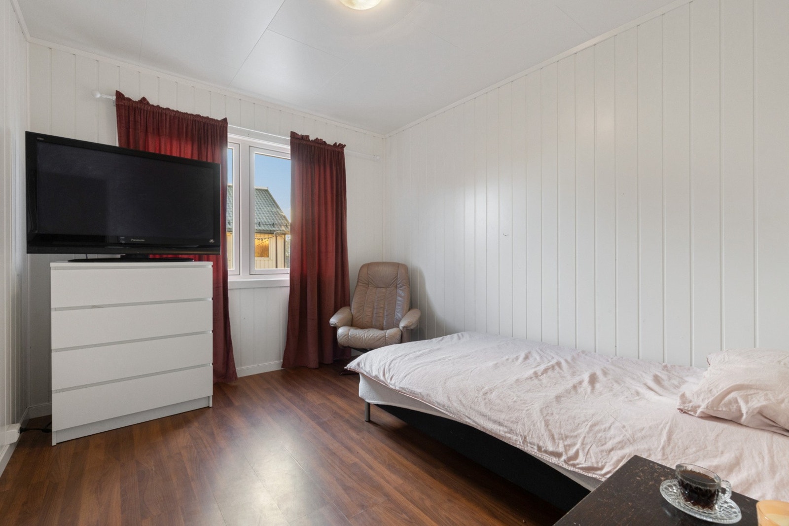 Alle tre soverommene er av god størrelse og får godt med naturlig lys inn Galleribilde