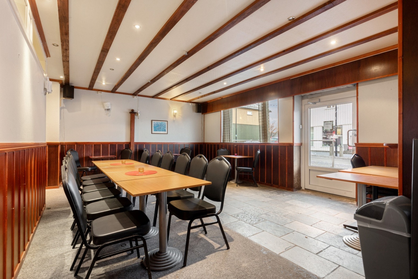 Utenfor har du også en uteplass slik at man kan ha uteservering Galleribilde