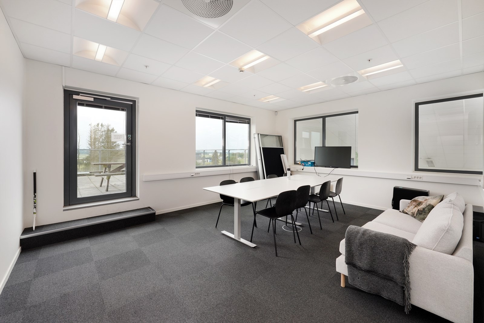 Lys og romslig møteplass med store vinduer og moderne fasiliteter, ideell for både arbeid og avslapning. Galleribilde