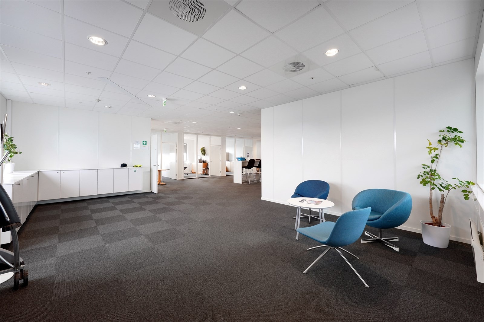 Lys og romslig entré med moderne design, perfekt for både arbeid og avslapning. Velkommen til ditt nye kontor! Galleribilde