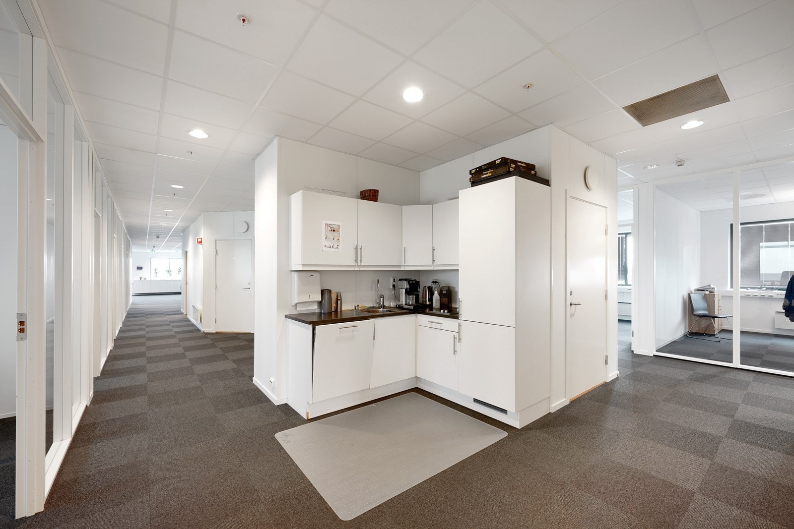 Lys og moderne kontorplass med mulighet for åpen planløsning. Ideell for bedrifter som ønsker et effektivt og komfortabelt arbeidsmiljø. Galleribilde