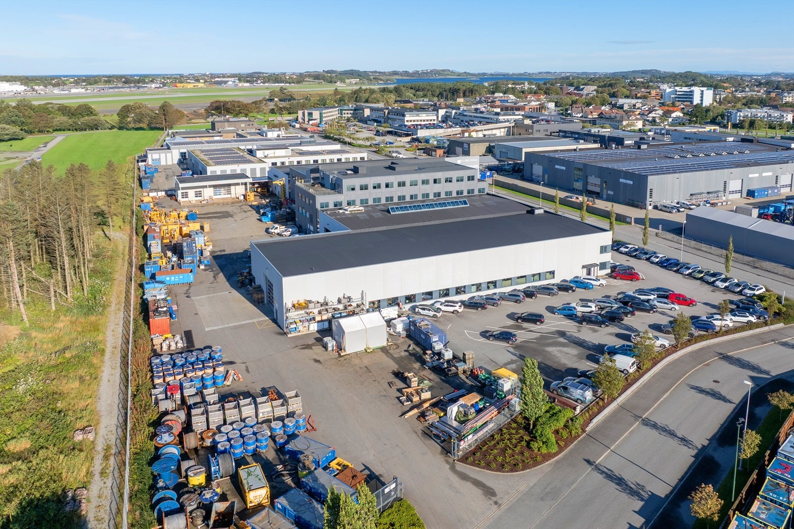 Aktuell hall som er tilgjengelig. Næringseiendom med sentral beliggenhet i et industriområde, nær flyplass og bysentrum. Galleribilde