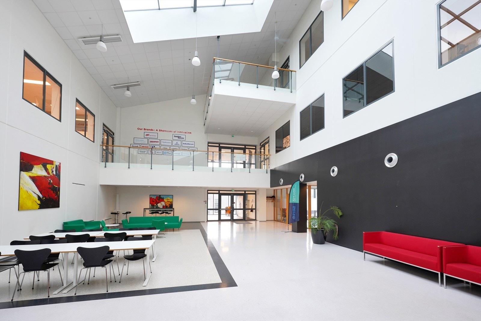 Lys og romslig inngangsparti med moderne design, perfekt for både avslapning og arbeid. Ideelt for sosiale sammenkomster. Galleribilde