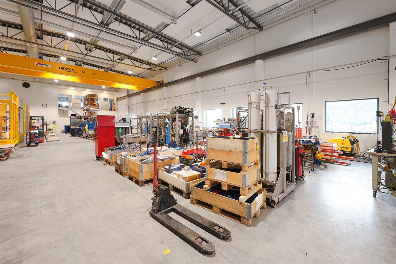 Romslig industrihall med høy takhøyde og god belysning, perfekt for produksjonsvirksomhet. Effektivt lagringssystem og moderne kranløsning. Galleribilde