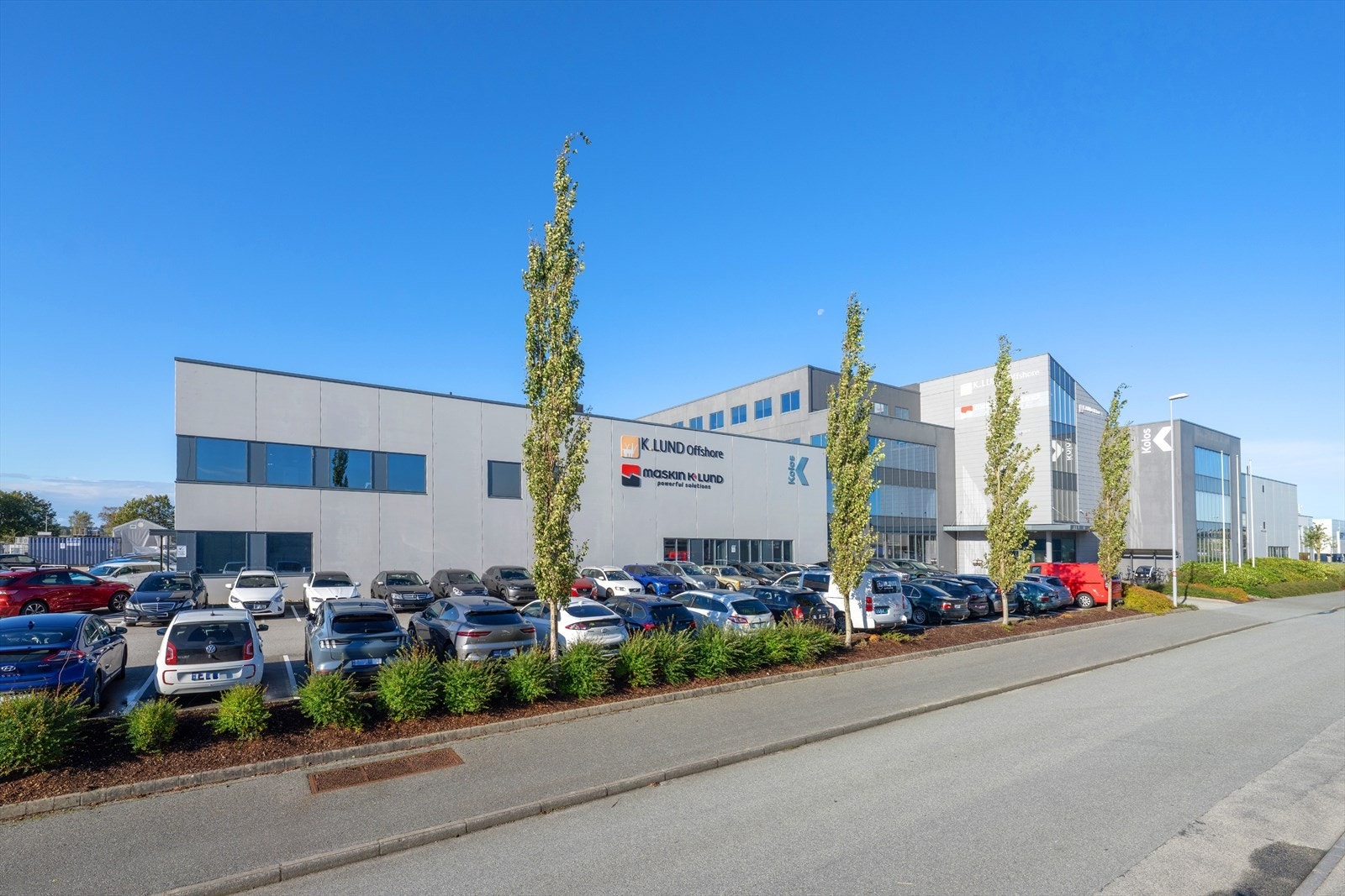 Moderne næringsbygg med sentral beliggenhet, gode parkeringsmuligheter og umiddelbar nærhet til viktige transportårer. Perfekt for virksomheter i vekst. Galleribilde