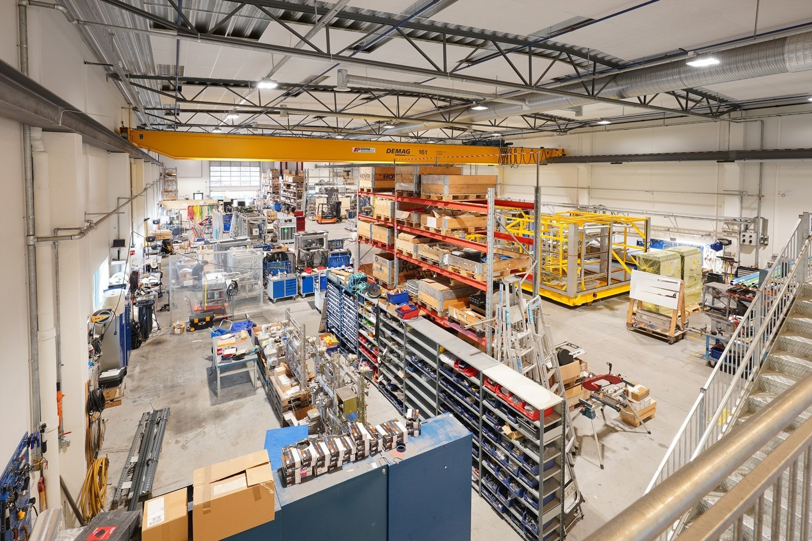 Romslig lagerlokale med god takhøyde, effektiv oppbevaring og organisering. Perfekt for bedrifter med behov for mye plass. Galleribilde