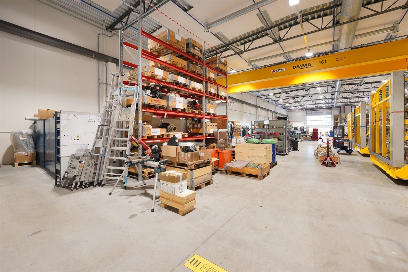 Romslig lagerlokale med god takhøyde og effektiv lagringsløsning. Ideell for næringsvirksomhet med behov for god plass og logistikk. Galleribilde
