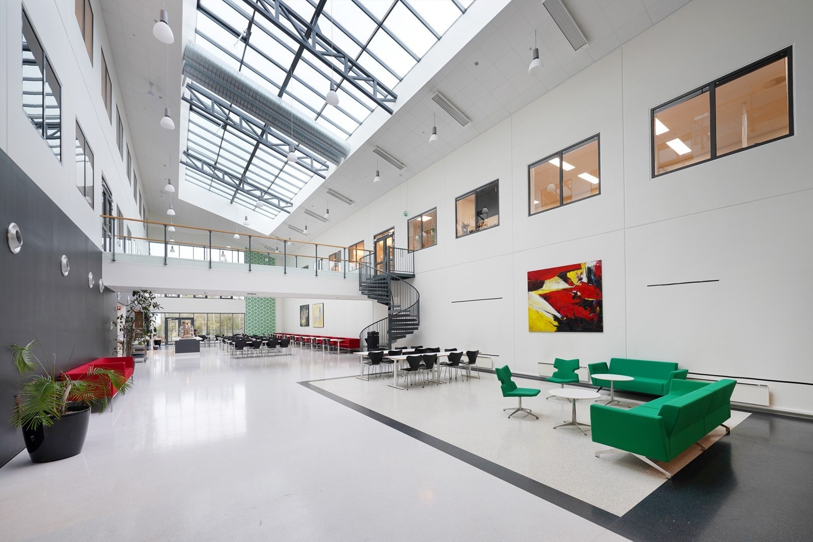 Lys og romslig fellesareal med moderne design, perfekt for sosiale sammenkomster eller avslapning. Store vinduer gir rikelig med naturlig lys. Galleribilde