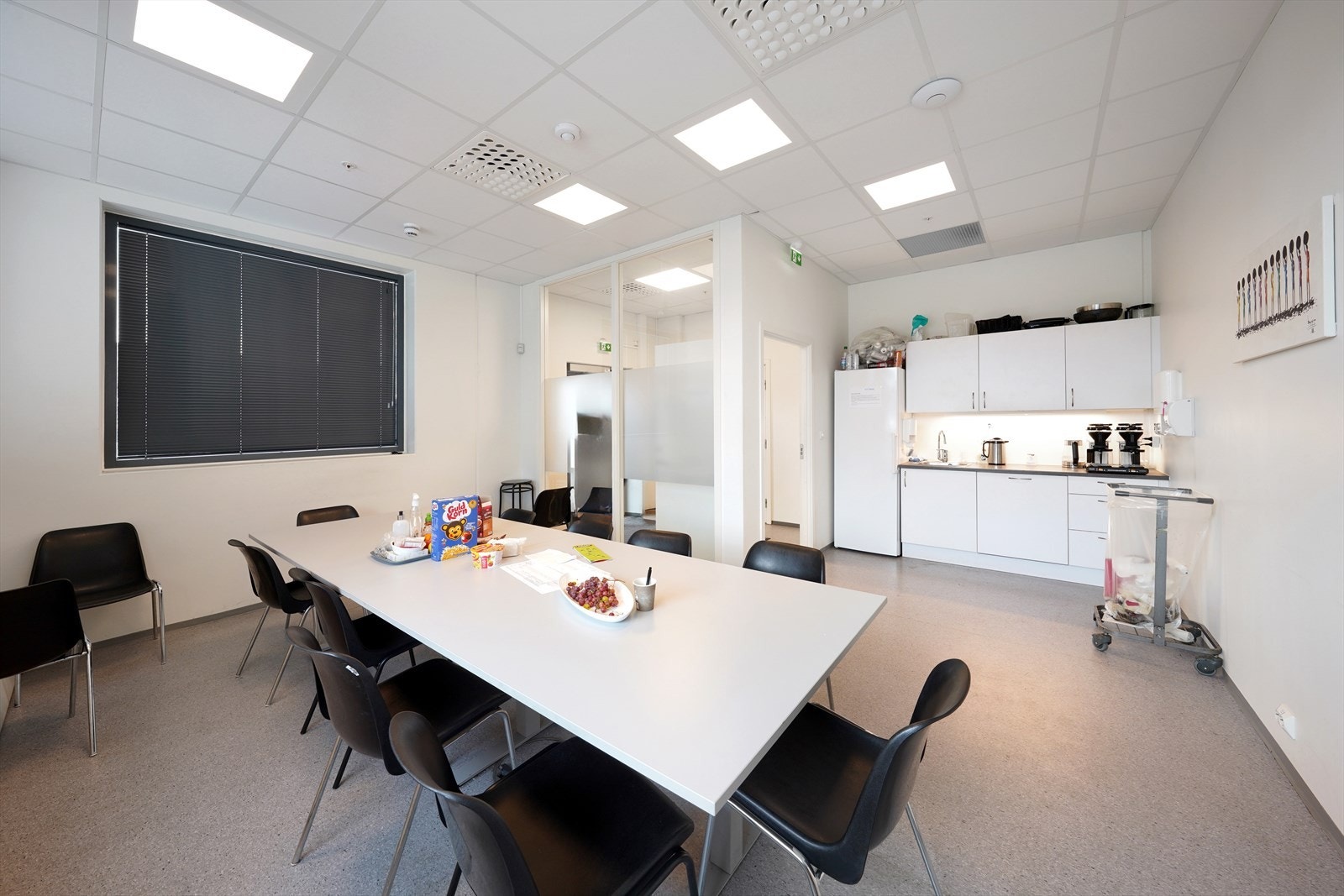 Lyst og romslig kjøkkenområde med moderne fasiliteter, perfekt for sosiale samlinger og hverdagslige måltider. Enkelt vedlikehold og praktisk innredning. Galleribilde