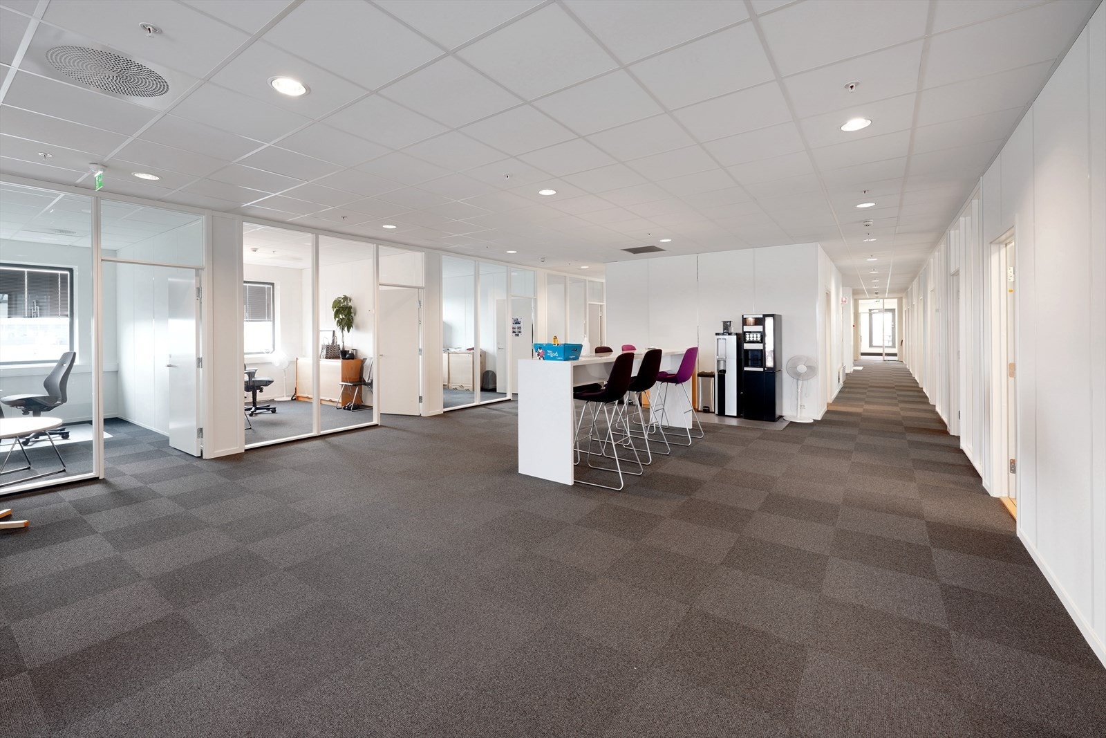 Lys og moderne kontorløsning med åpen planløsning, flere møterom og sosiale soner. Perfekt for profesjonelle miljøer. Galleribilde