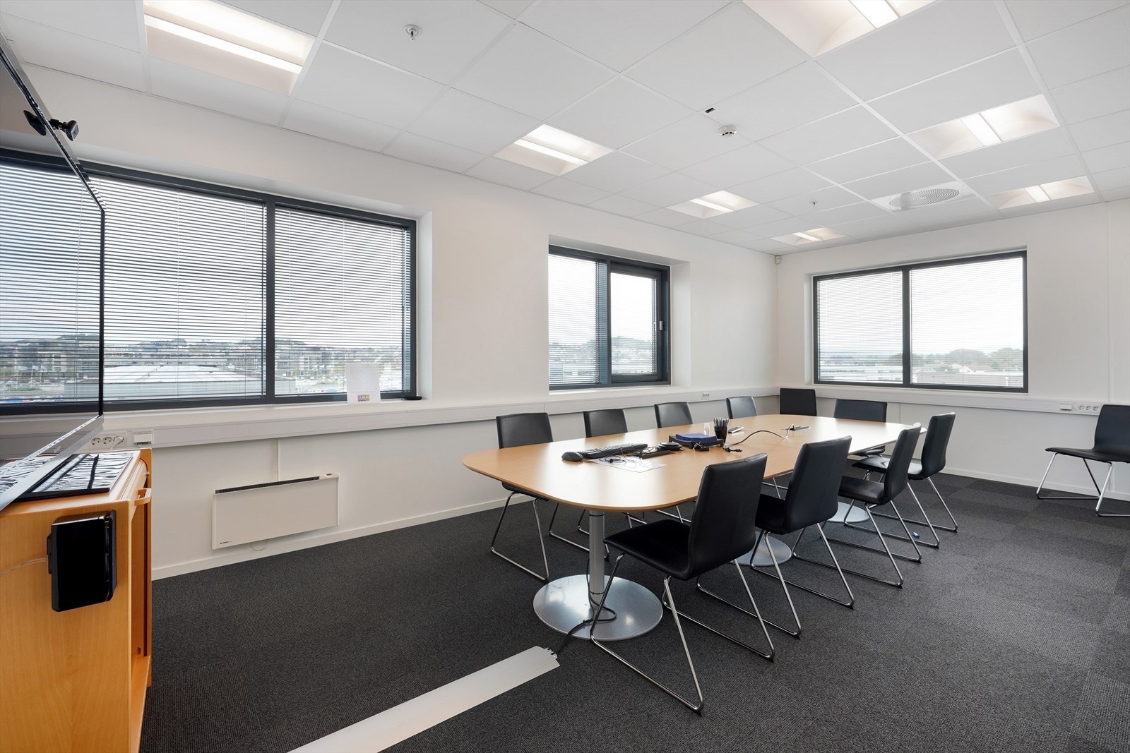 Lyst, moderne møterom med store vinduer som gir flott utsikt. Perfekt for kreative møter og profesjonelle presentasjoner. Galleribilde