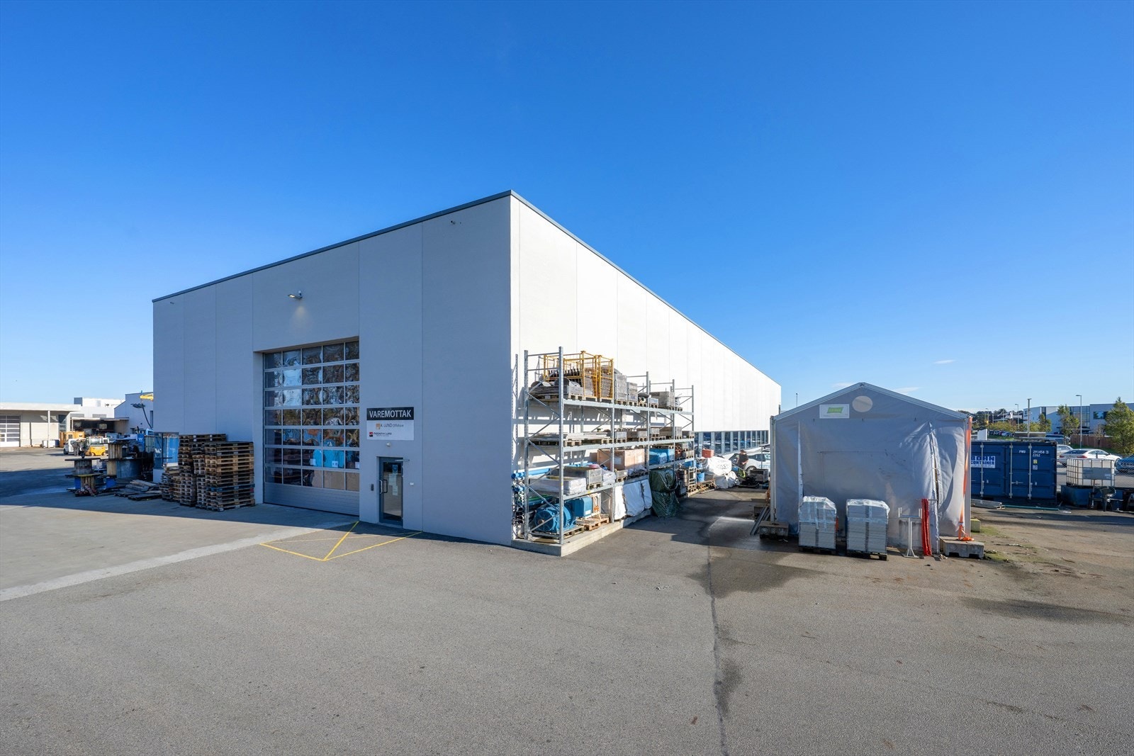 Romslig næringsbygg med lagerkapasitet, sentralt plassert i industriområde. Perfekt for logistikk og varehåndtering. God adkomst og parkering. Galleribilde