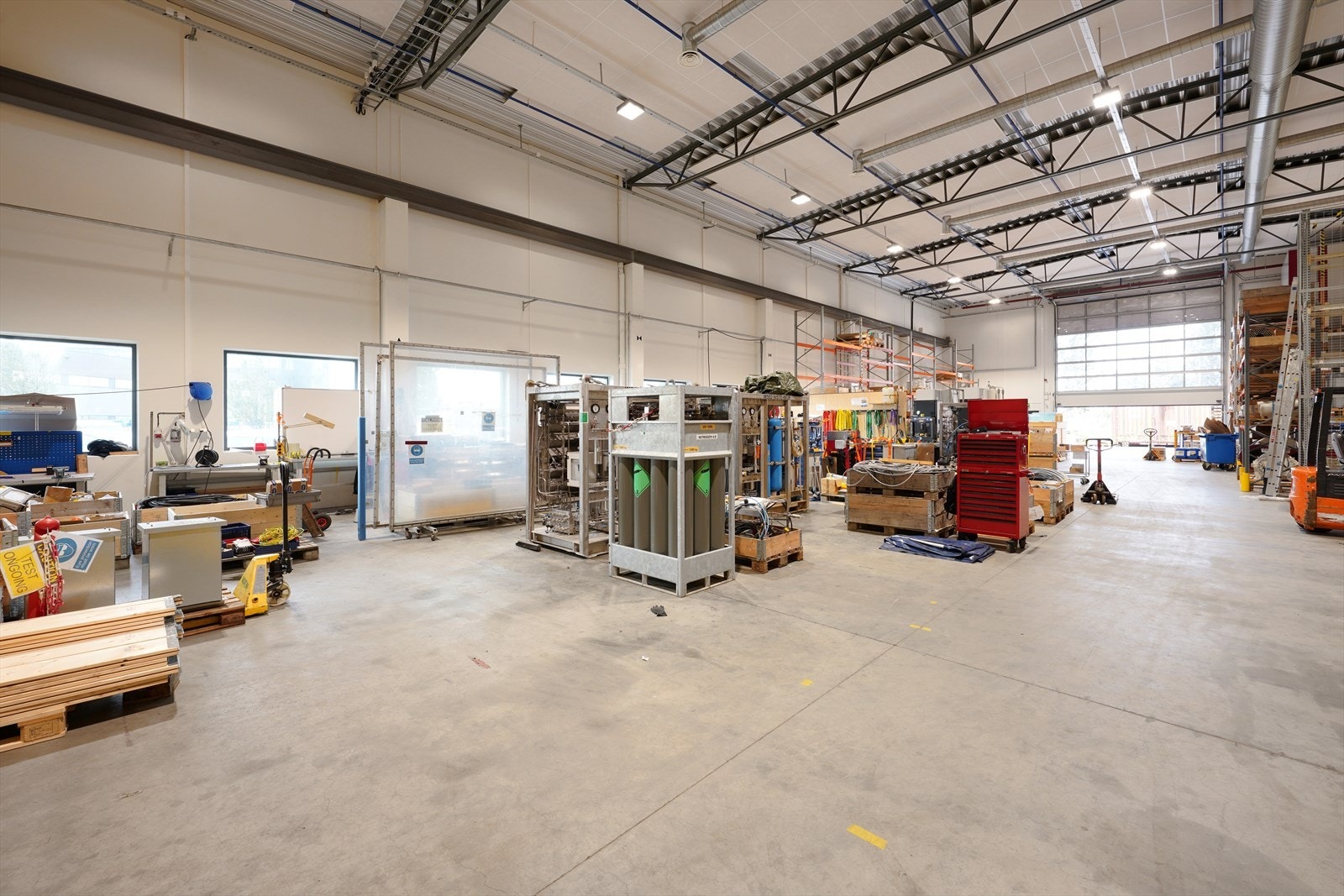 Romslig næringslokale med god takhøyde og naturlig lysinnslipp, perfekt for lager eller verksted. Fleksible bruksmuligheter. Galleribilde