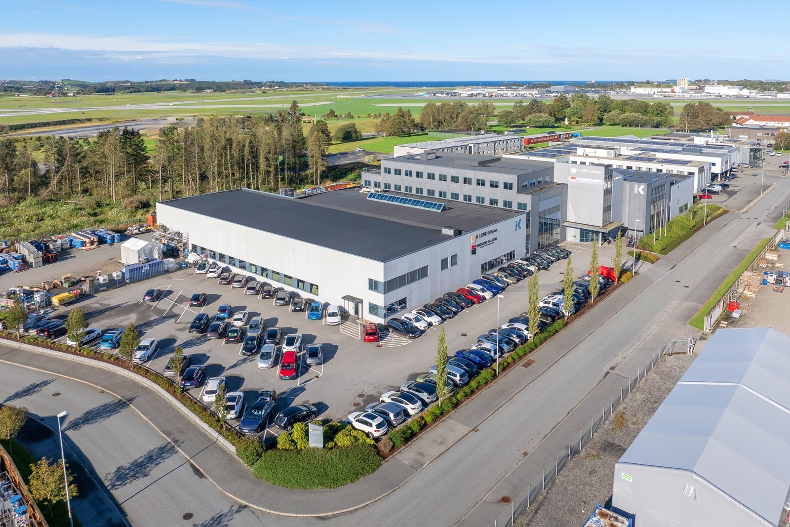 Moderne næringsbygg med sentral beliggenhet, stor parkeringsplass og nærhet til flyplass. Ideelt for virksomheter med vekstambisjoner. Galleribilde