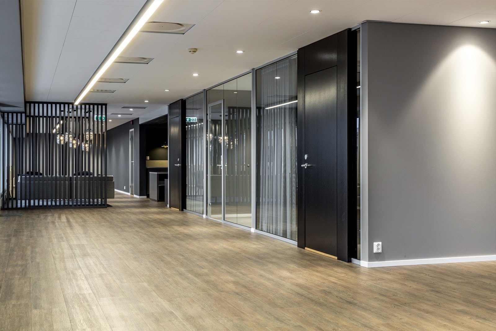 Lys og moderne sosial sone/gang med stilrene detaljer. Perfekt for dem som ønsker et elegant og funksjonelt kontor. Galleribilde