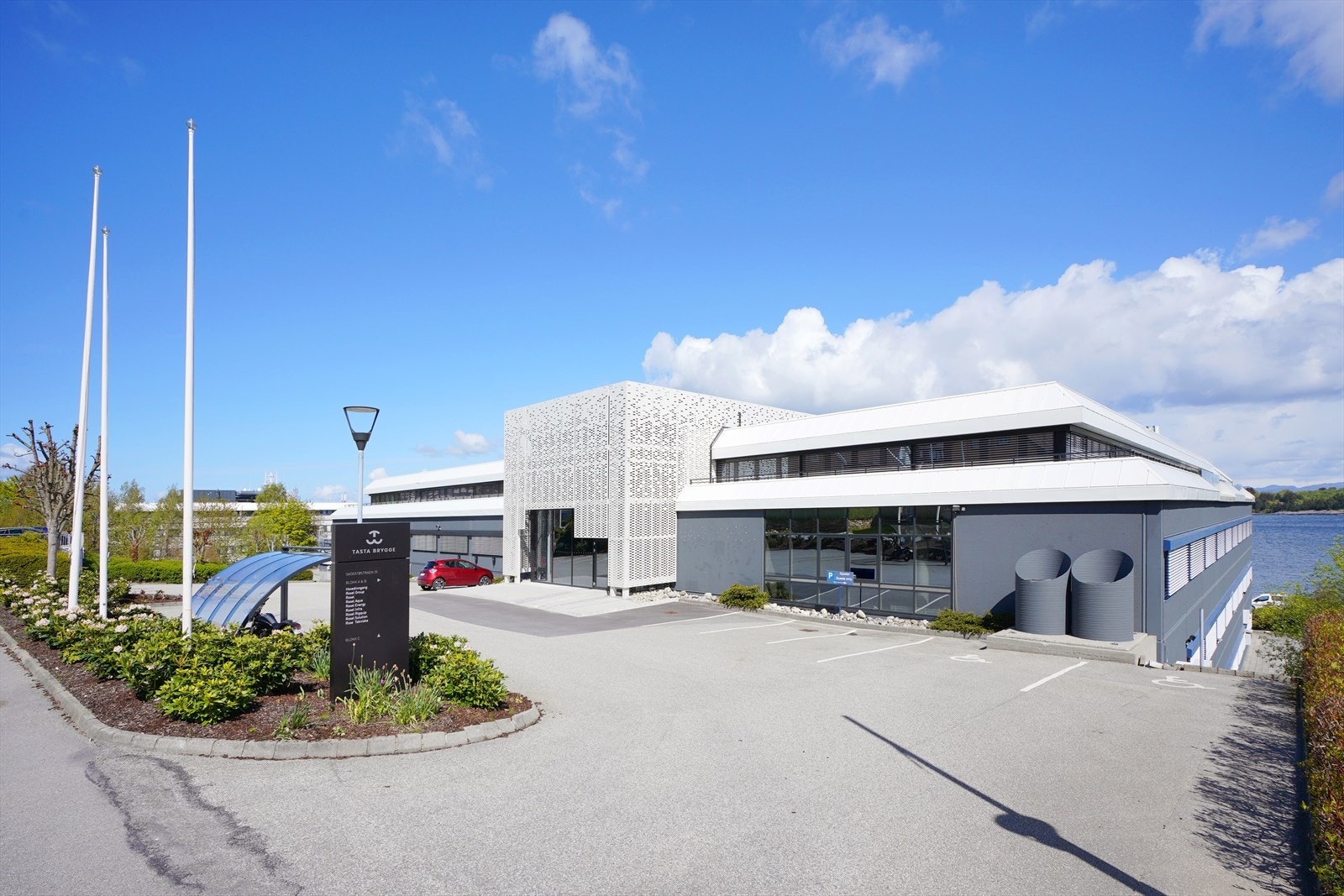 Moderne bygg med fin fasade og store vinduer. Galleribilde