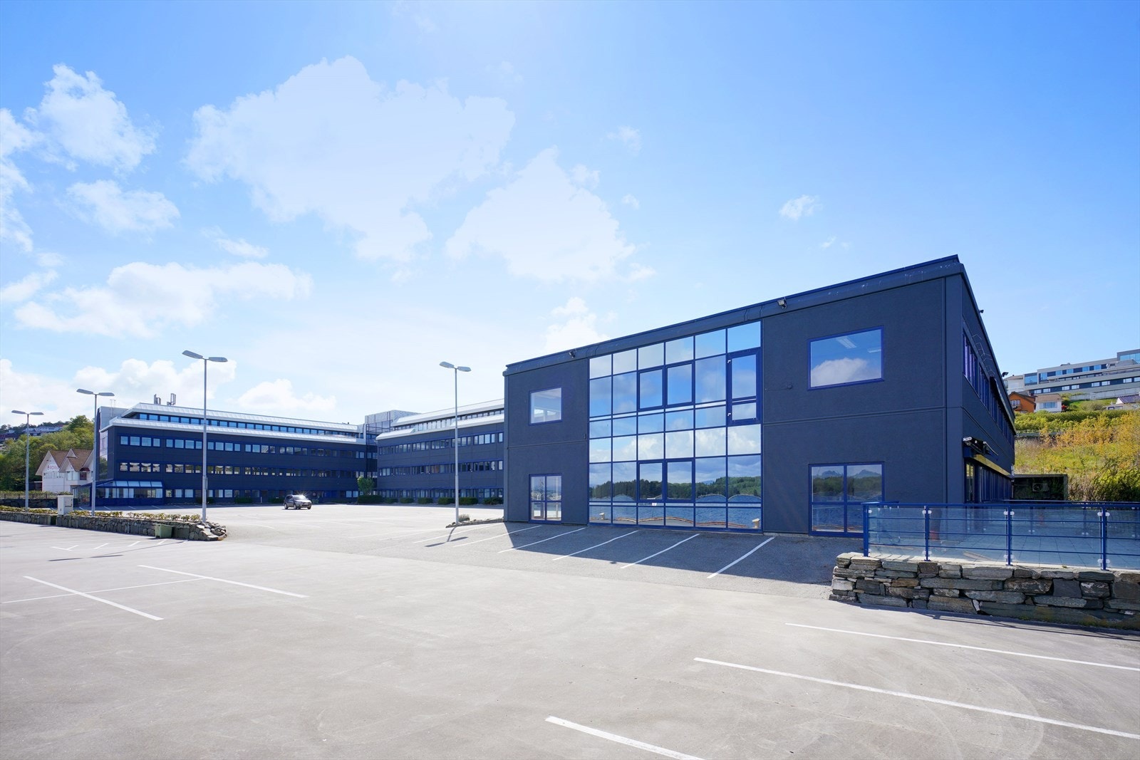 Kontorbygg med store vindusflater, sentralt beliggende med gode parkeringsmuligheter. Galleribilde