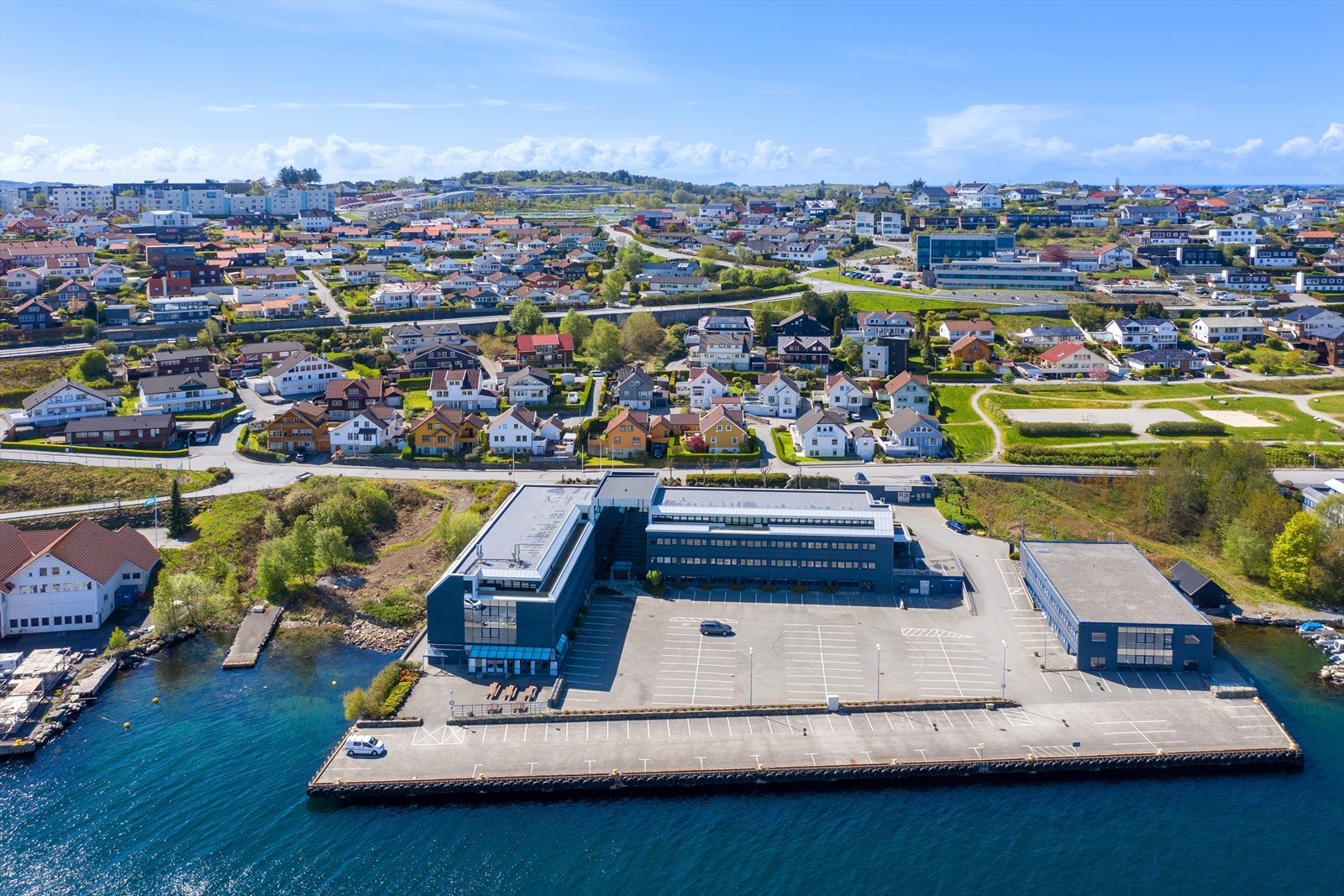 Moderne kontorbygg med flott beliggenhet ved sjøen, nærme butikker og offentlig transport. Utsikt. Galleribilde