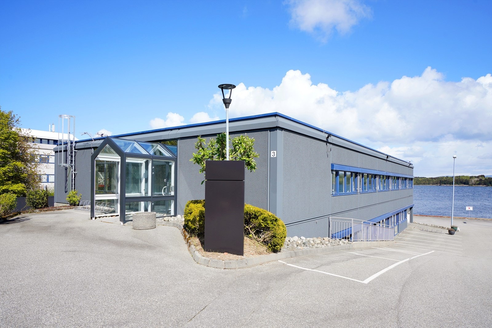 Velholdt bygning med sjøutsikt, lyse fasader og gode parkeringsmuligheter. Galleribilde