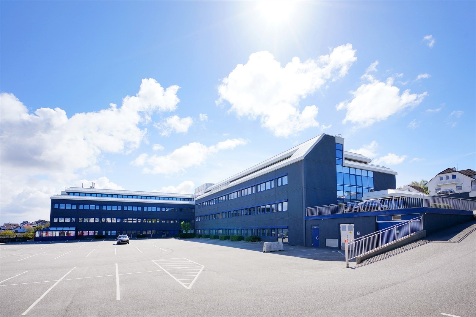 Moderne kontorbygg med flott beliggenhet, nærme sentrum. Romslig parkeringsplass og nydelig utsikt. Galleribilde