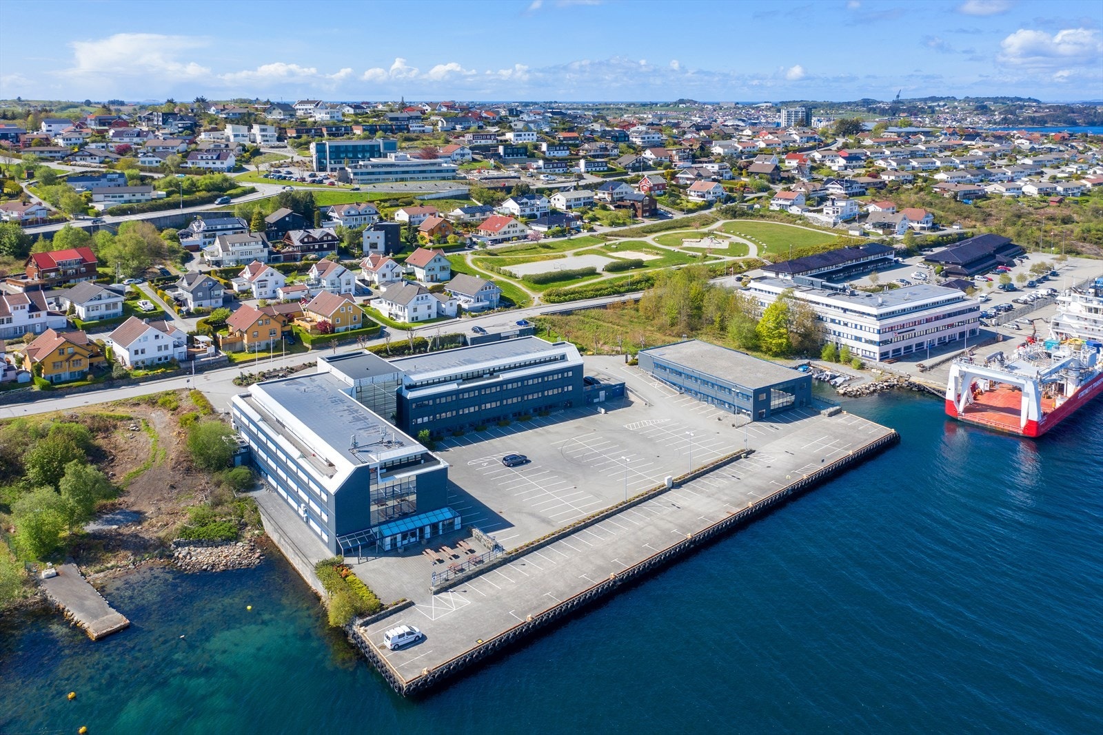 Flott beliggenhet ved sjøen med moderne kontorbygg. Galleribilde