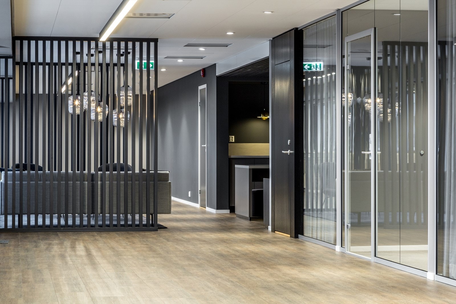 Moderne og stilrent kontorlokale med store glassflater og godt lysinnfall. Perfekt for profesjonelle virksomheter som søker et representativt miljø. Galleribilde