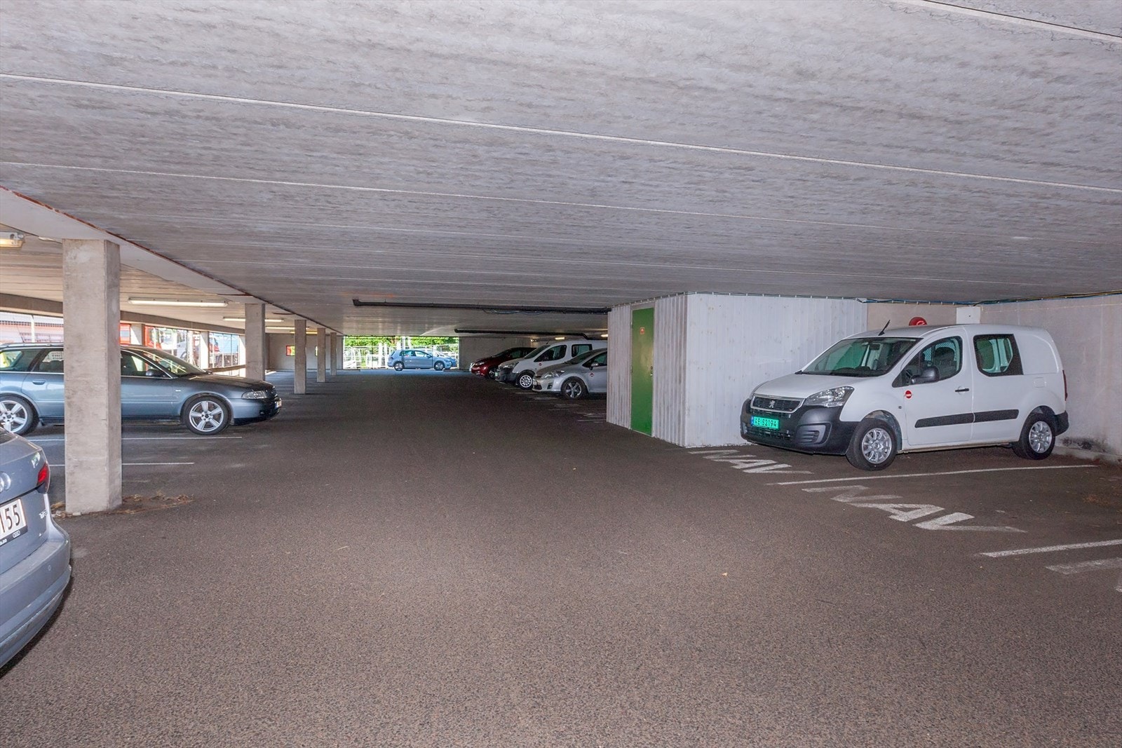 Parkeringsetasje med plass til 37 biler Galleribilde