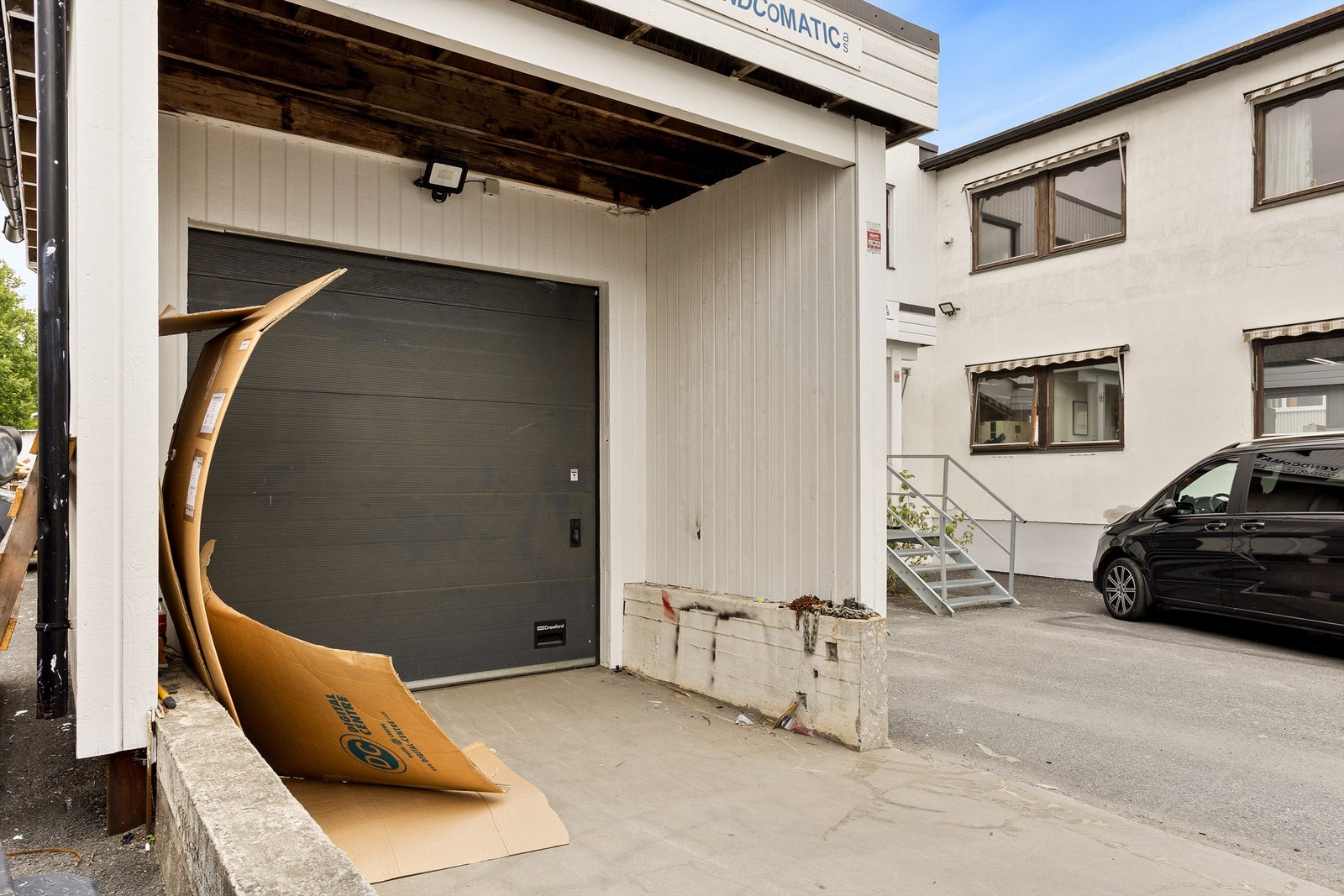Kjøreport med løftebord (fra utsiden) - ledig lagerareal (lokalet er nylig fraflyttet). Galleribilde