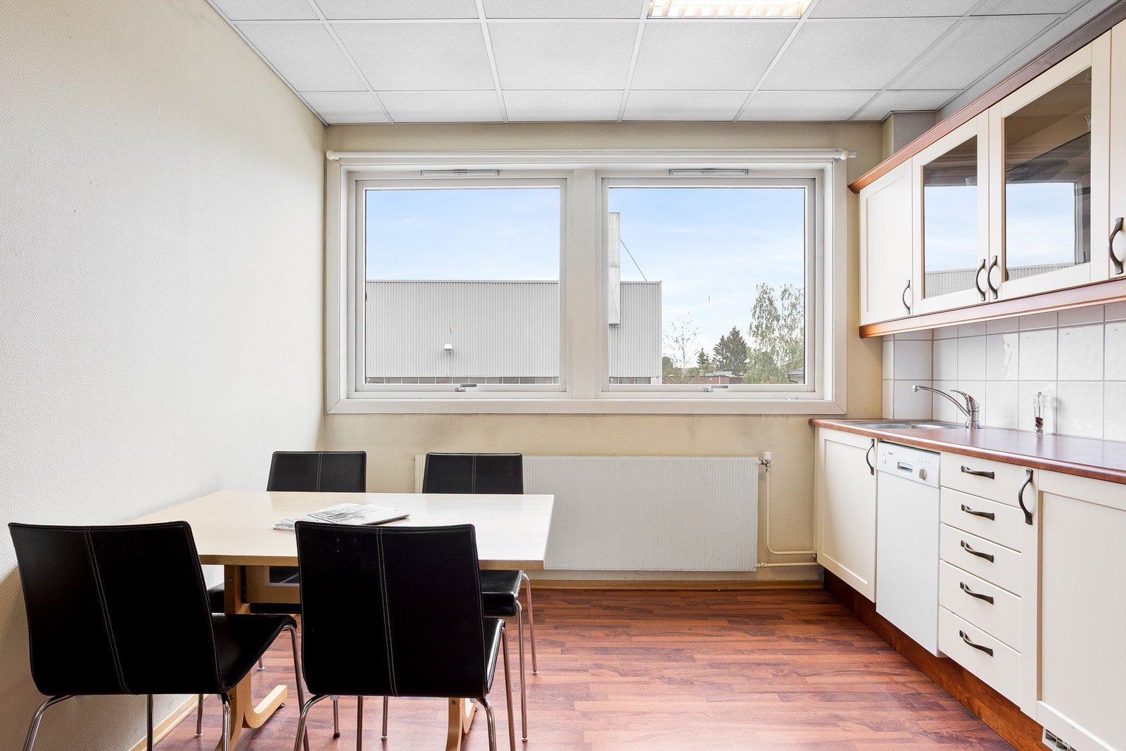 Kjøkken/spiseplass - Kontor 2. etasje - LEDIG. Galleribilde