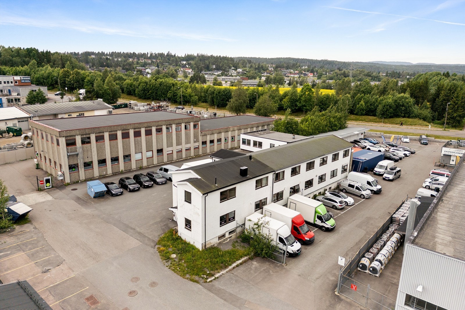 14 stk. oppmerkede p-plasser. Galleribilde