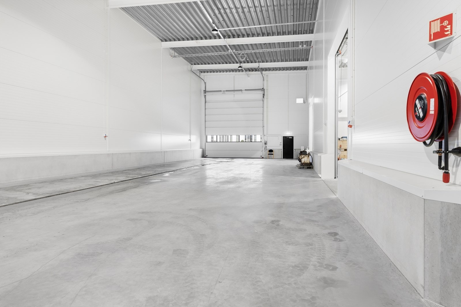 Gjennomkjøring til/fra lager Galleribilde