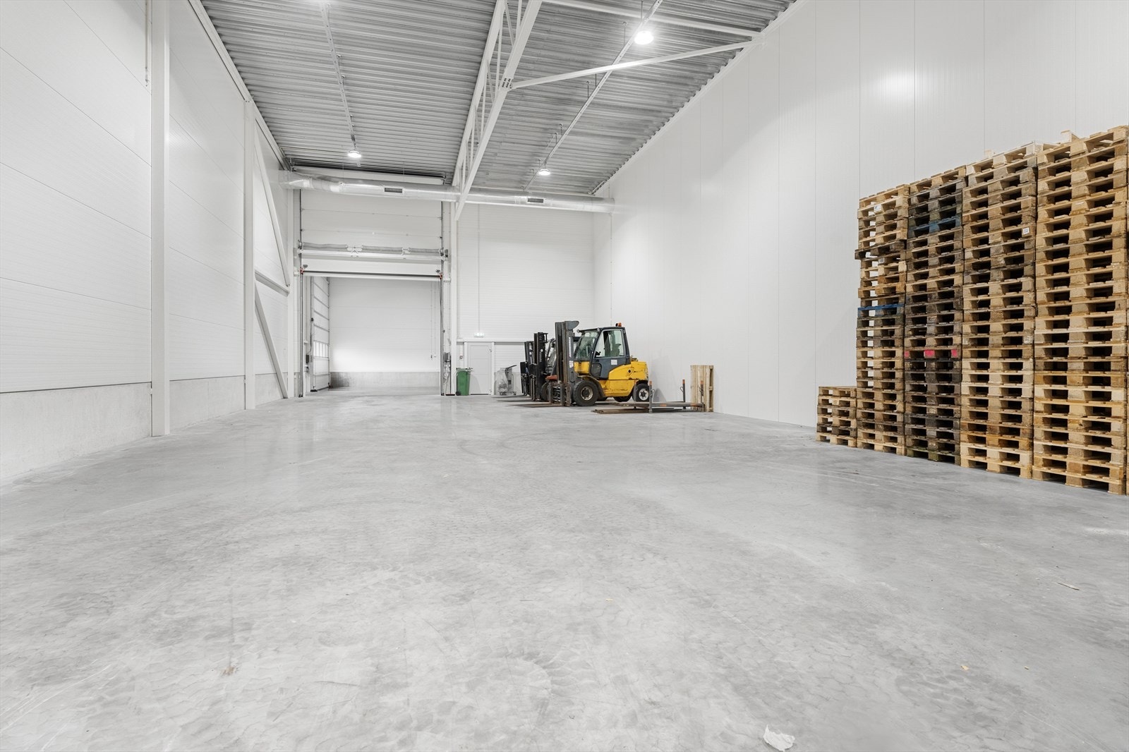 Stor takhøyde og industriport Galleribilde